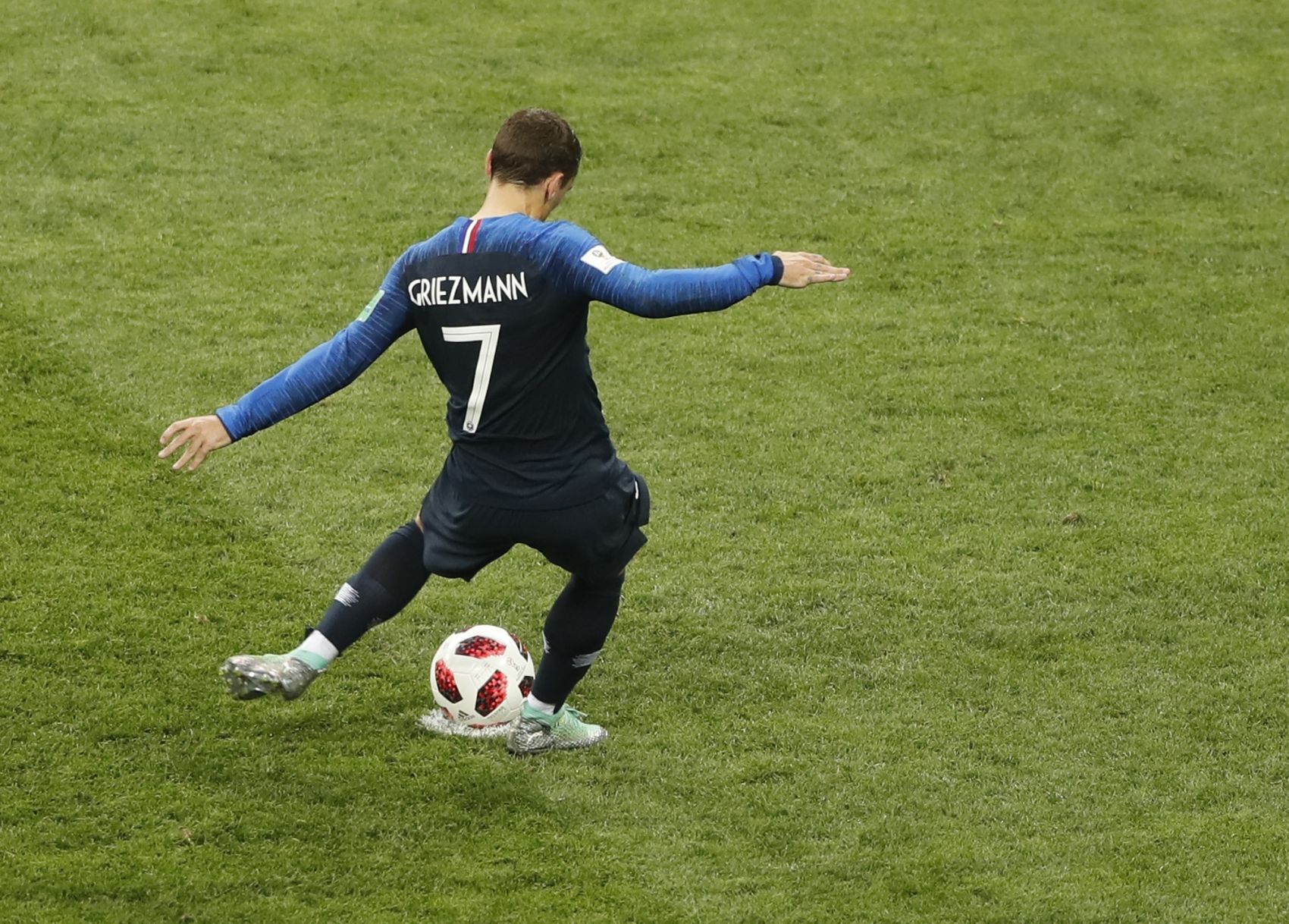 Antoine Griezmann scores